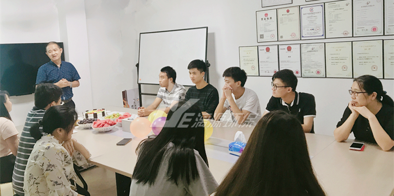 張工為生日會(huì)主持 張工為生日會(huì)主持