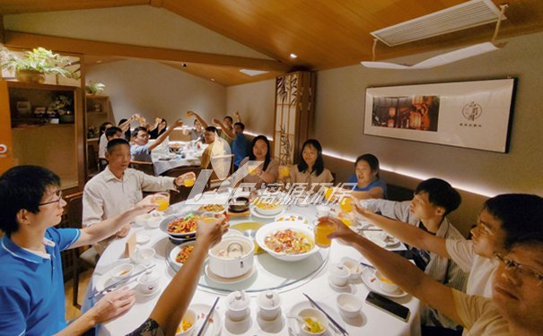污水處理專家漓源環(huán)保聚餐中 污水處理專家漓源環(huán)保聚餐中